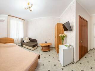 Гостевой дом Ольга Анапа Трехместный номер с окном-3