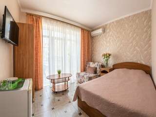 Гостевой дом Ольга Анапа Трехместный номер с балконом-1